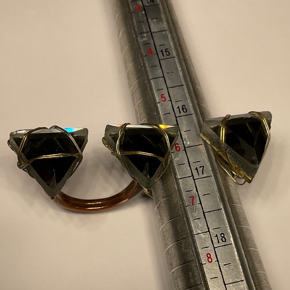 Vintage Gold Tone 2 Finger Ring With Black Triangle Stones